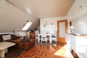 Apartment | Living room | Flat-screen TV