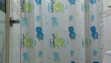 Chuveiro, produtos de toalete grátis, secador de cabelo, chinelos