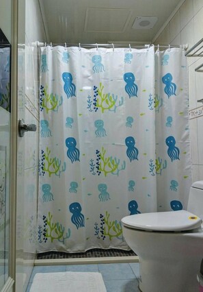 Bruser, gratis toiletartikler, hårtørrer, hjemmesko