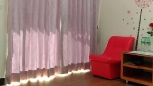 مكتب وستائر تعتيم وتجهيزات عازلة للصوت وواي فاي مجانًا