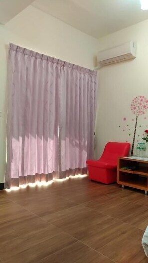 Escritorio, cortinas blackout, sistema de insonorización y wifi gratis