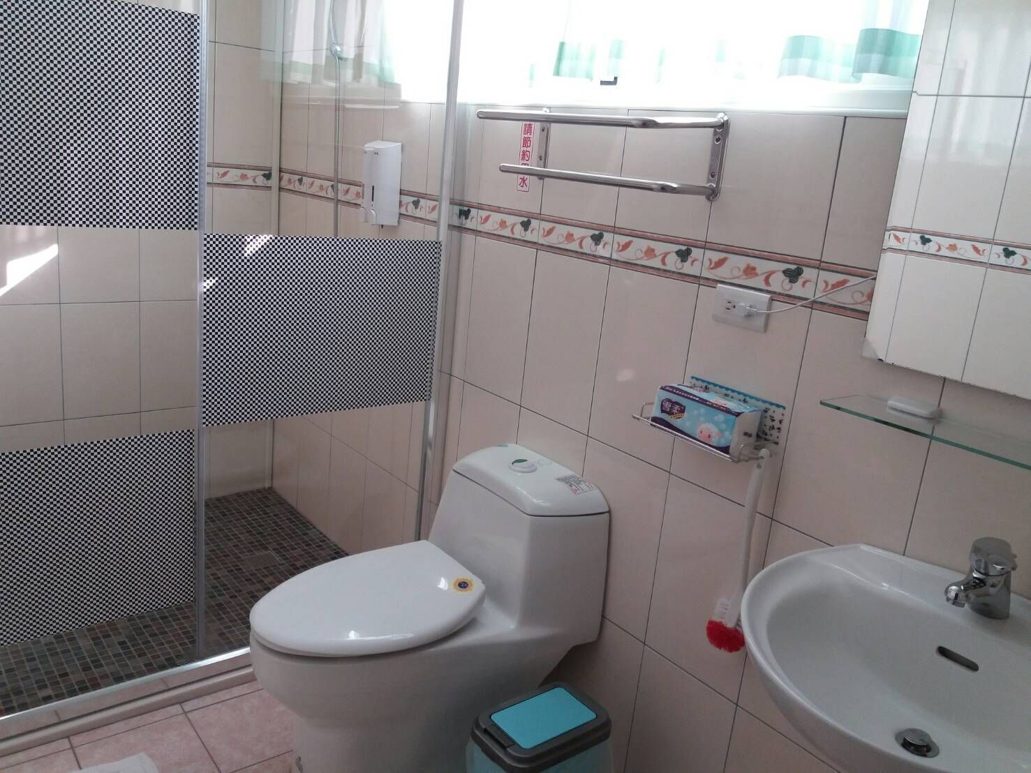 Un baño con inodoro, lavabo y zona de ducha.