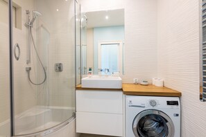 Apartment | Bathroom | Shower, hair dryer, towels, shampoo - Victus Apartamenty - Roma (Sopot)