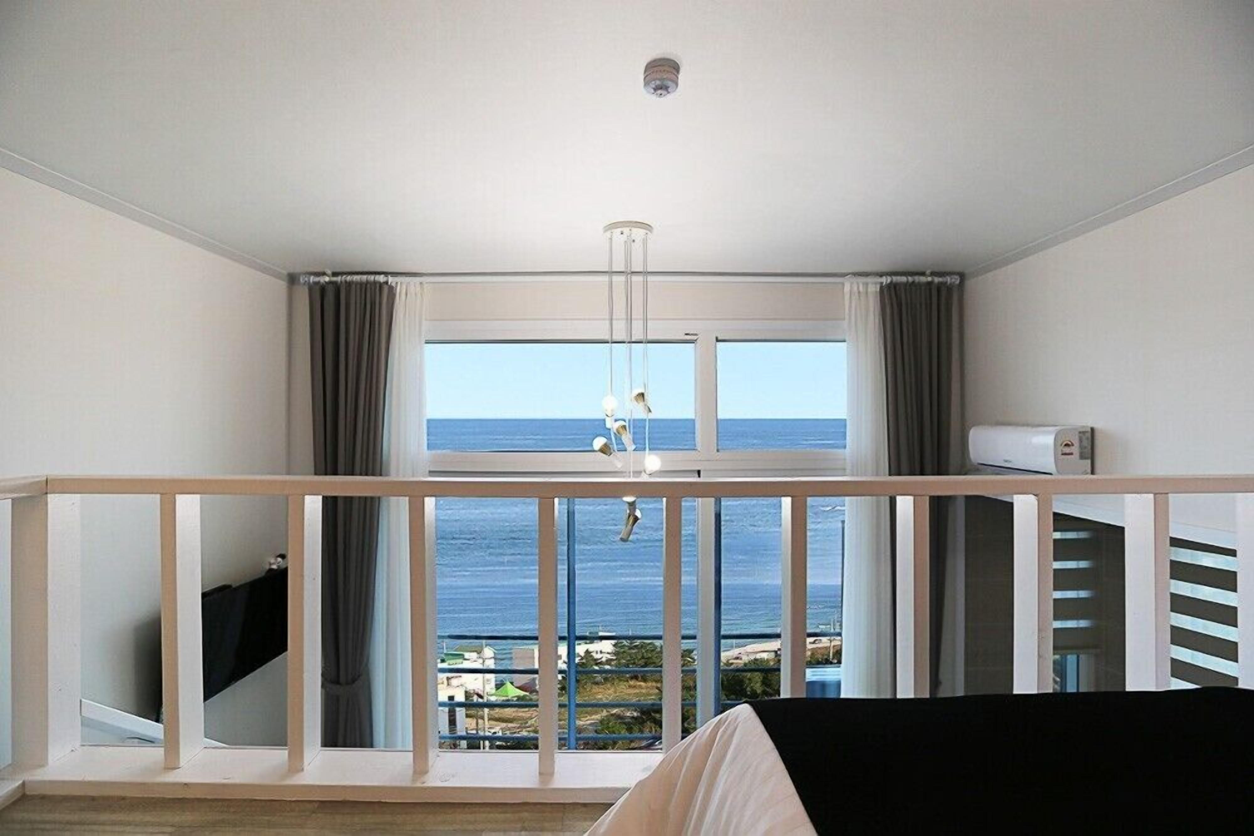 Room (302) | Free WiFi, bed sheets