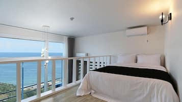 Room (302) | Free WiFi, bed sheets