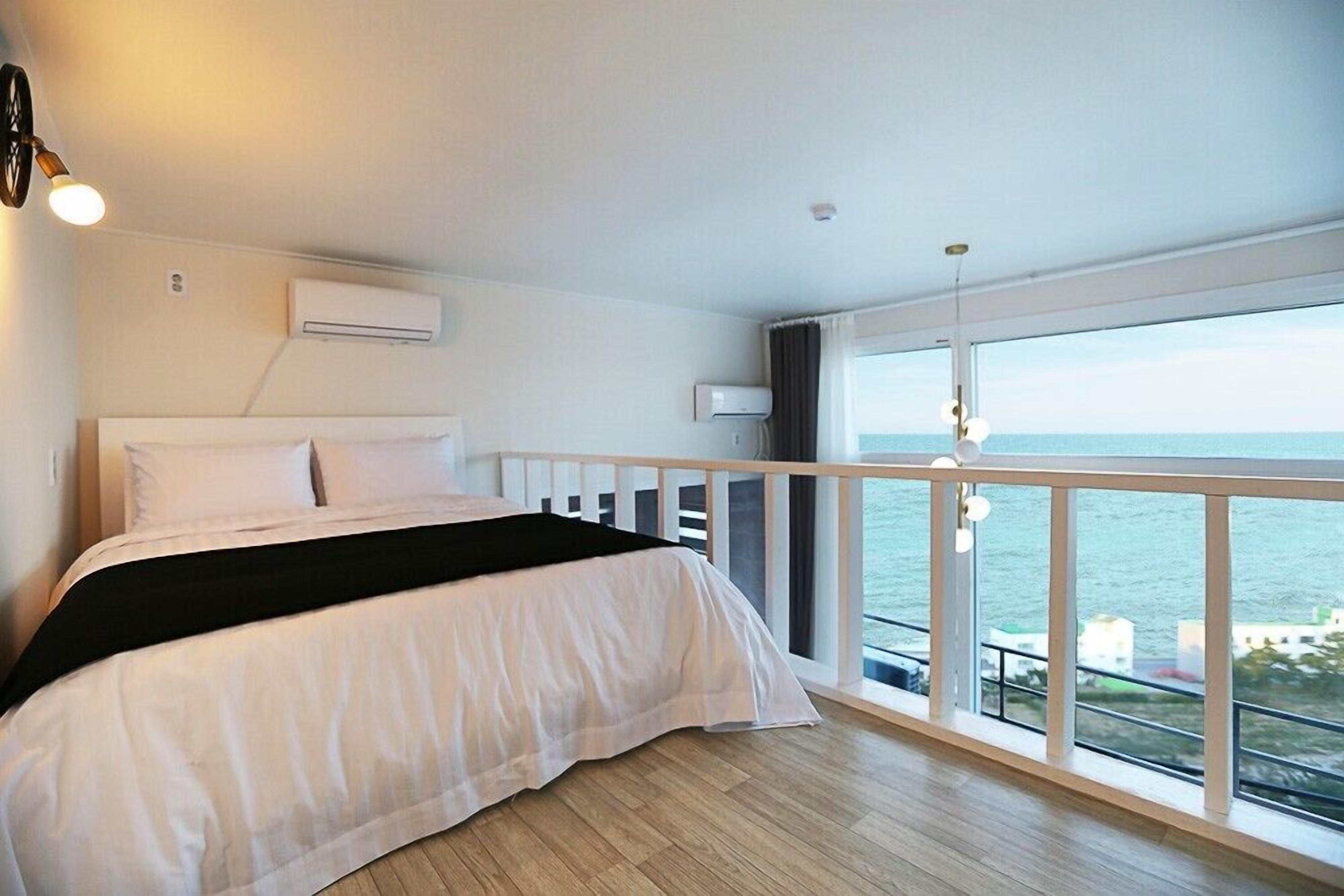 Room (401) | Free WiFi, bed sheets