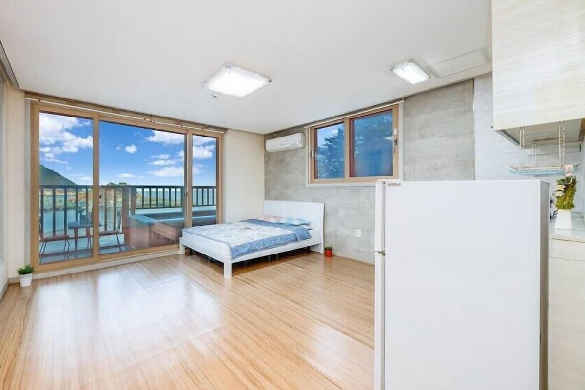 Room (Cheongnamdae 201) | Free WiFi, bed sheets