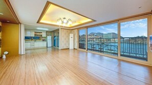 Room (Cheongwadae 201) | Free WiFi, bed sheets - Geosan Resort (Geoje)