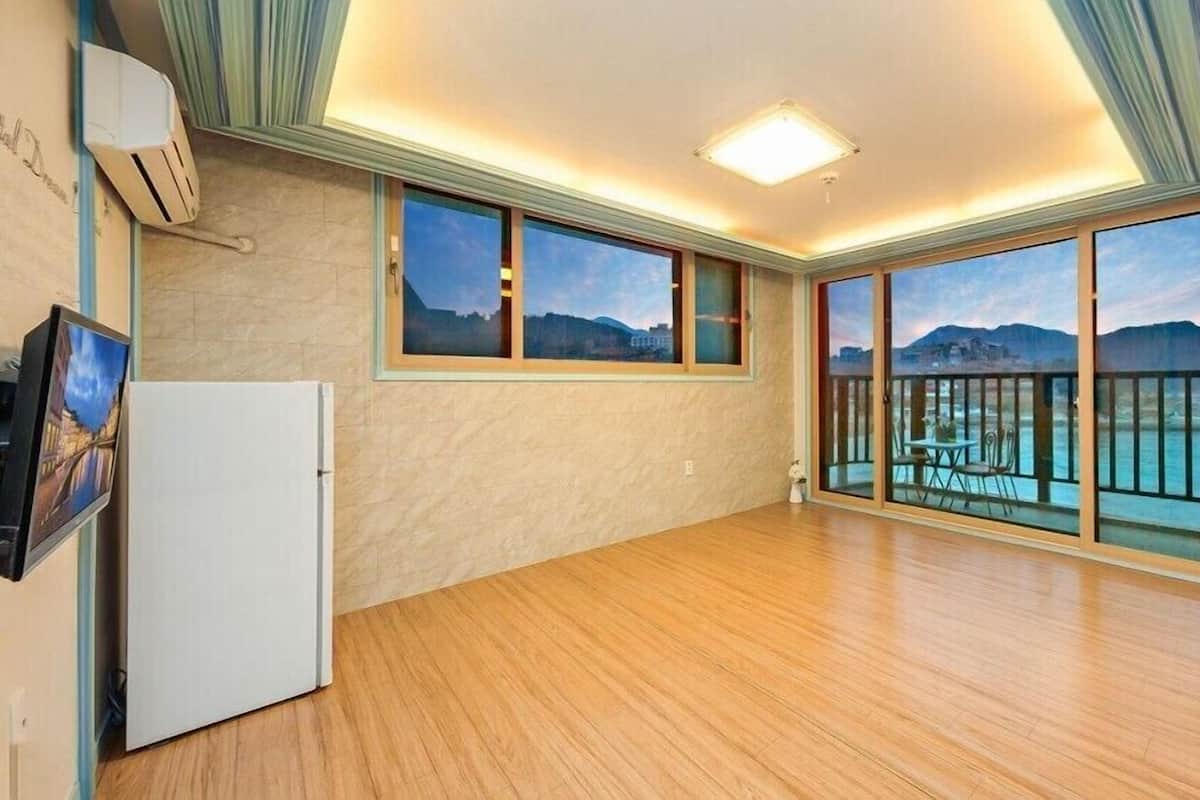 Room (Cheongnamdae 202) | Free WiFi, bed sheets