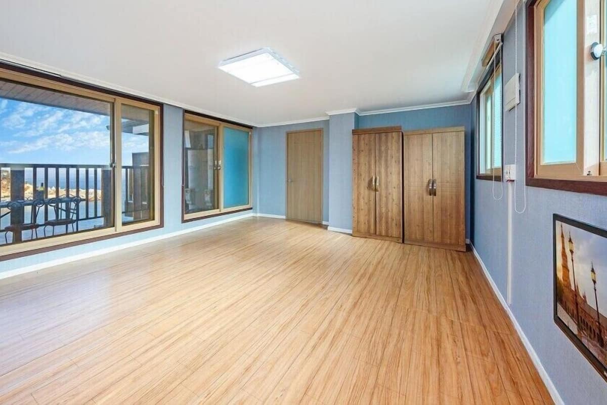 Room (Cheongnamdae 501) | Free WiFi, bed sheets