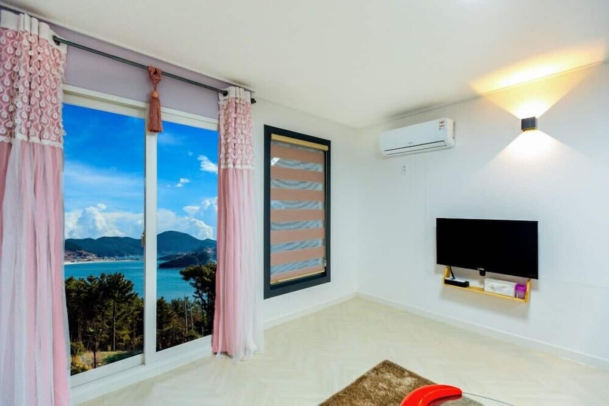 Room (105) | Free WiFi, bed sheets