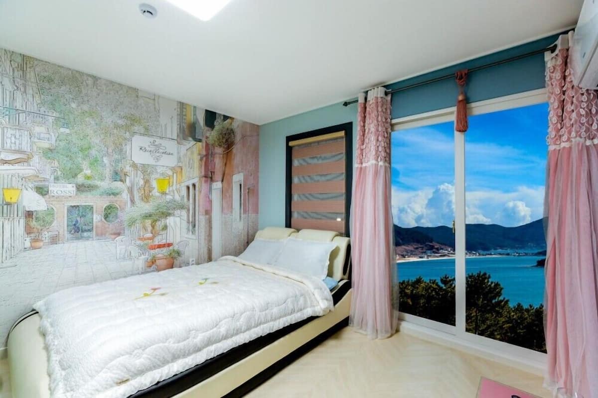 Room (102) | Free WiFi, bed sheets