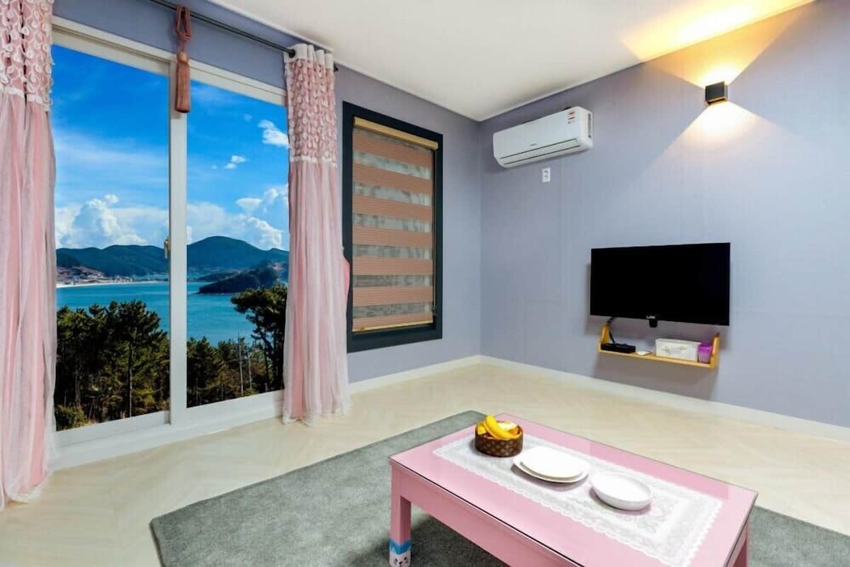 Room (106) | Free WiFi, bed sheets