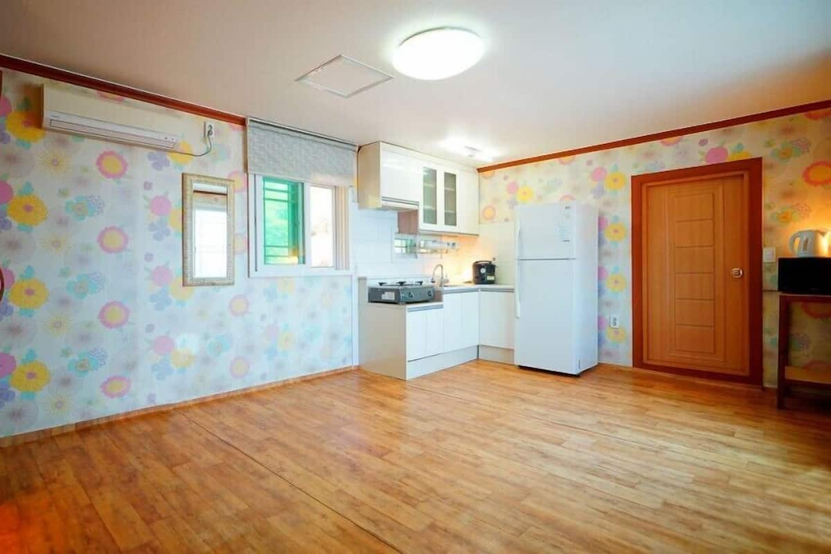 Room (Achim Bada (Private building)) | Free WiFi, bed sheets
