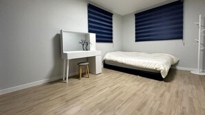A bedroom with a bed, a desk, and a chair. - Window to the sky Pension (Gapyeong)