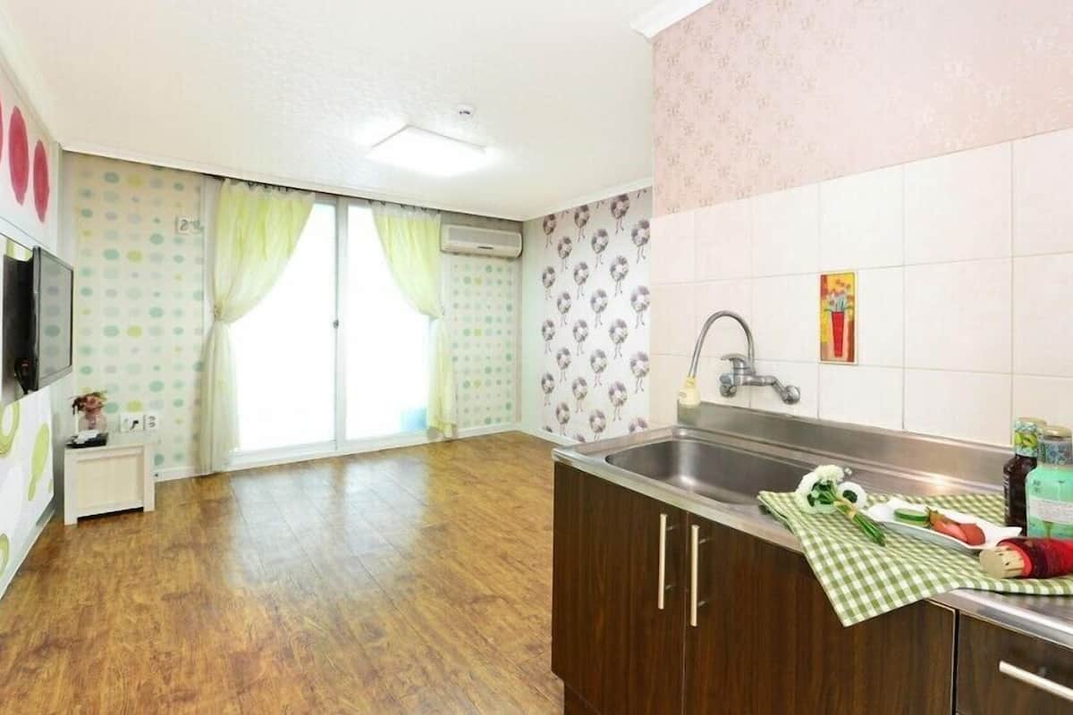 Room (102) | Free WiFi, bed sheets