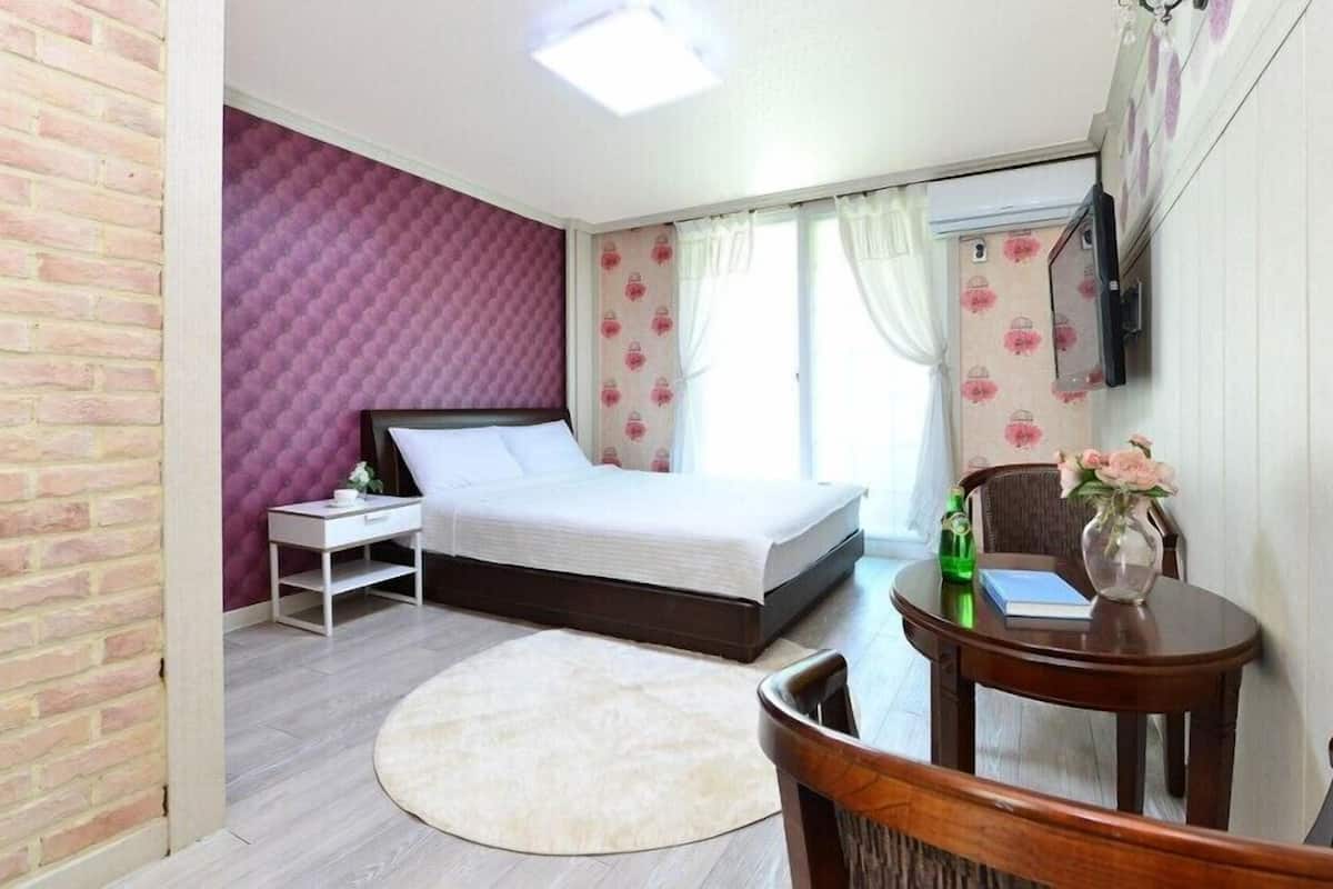 Room (201) | Free WiFi, bed sheets