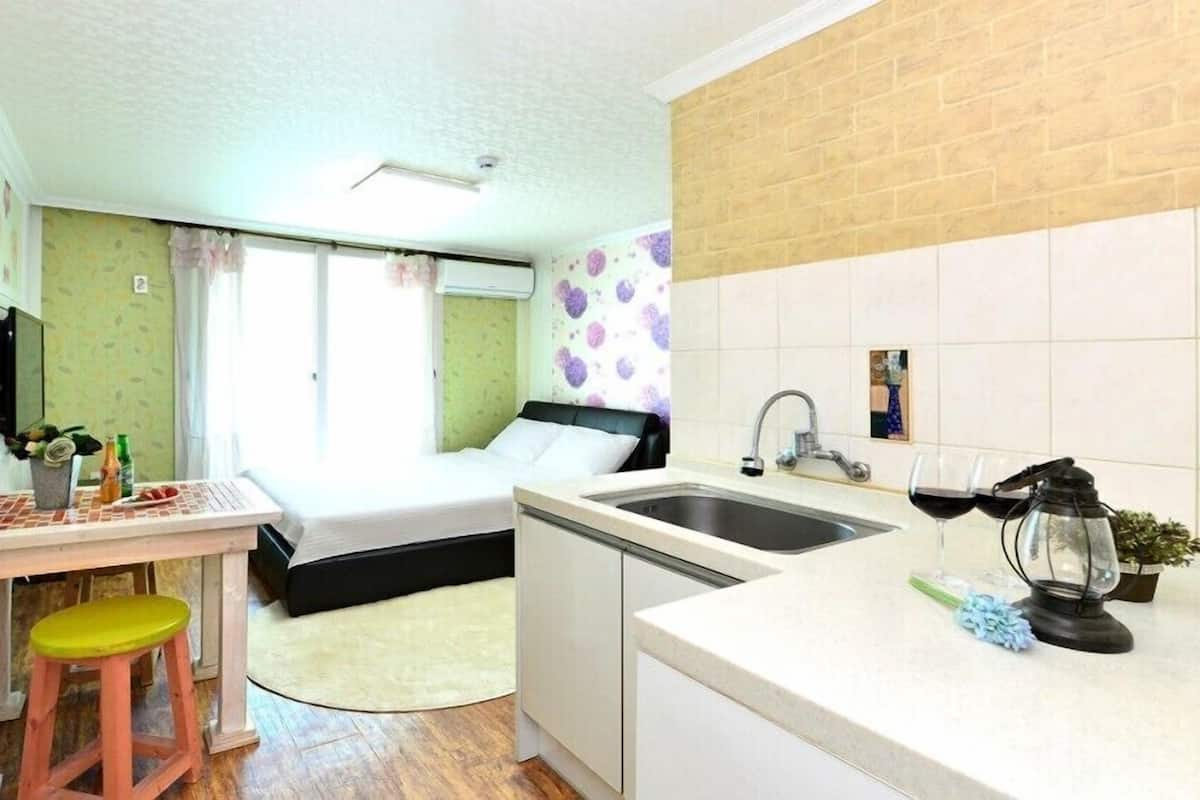 Room (205) | Free WiFi, bed sheets