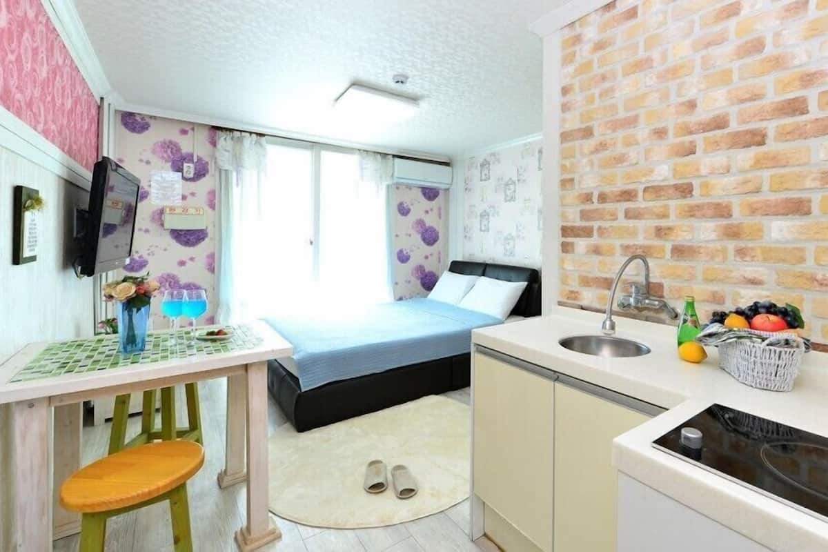 Room (301) | Free WiFi, bed sheets