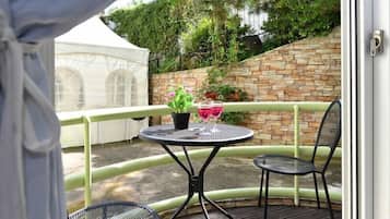 Room (105) | Free WiFi, bed sheets