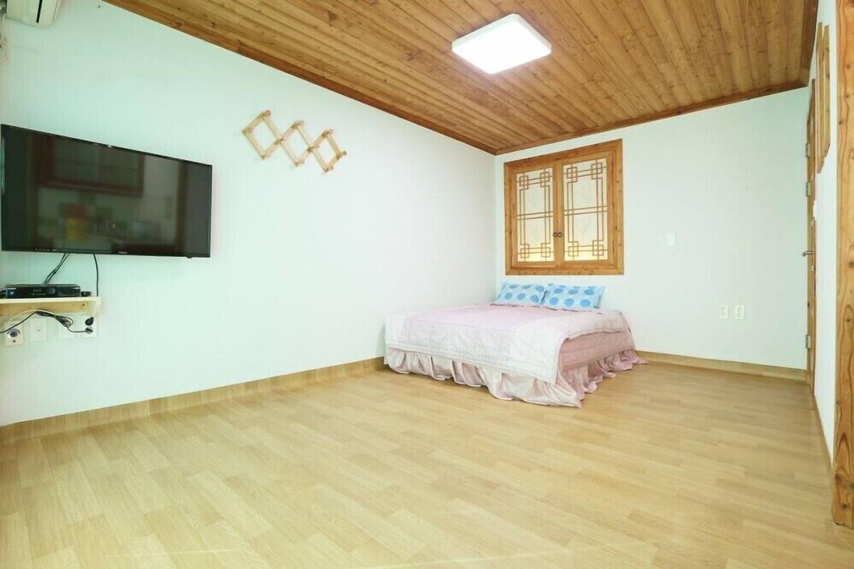WiFi (free), bed sheets