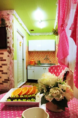 Room (Daisy) | Free WiFi, bed sheets - Red post box pension (Chuncheon)