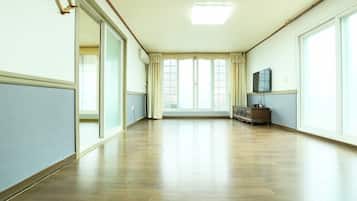 Room (101) | Free WiFi, bed sheets