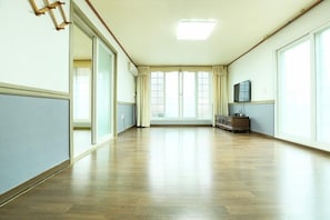 Room (101) | Free WiFi, bed sheets - You and Me Pension (Chuncheon)