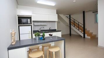 Room (102) | Free WiFi, bed sheets