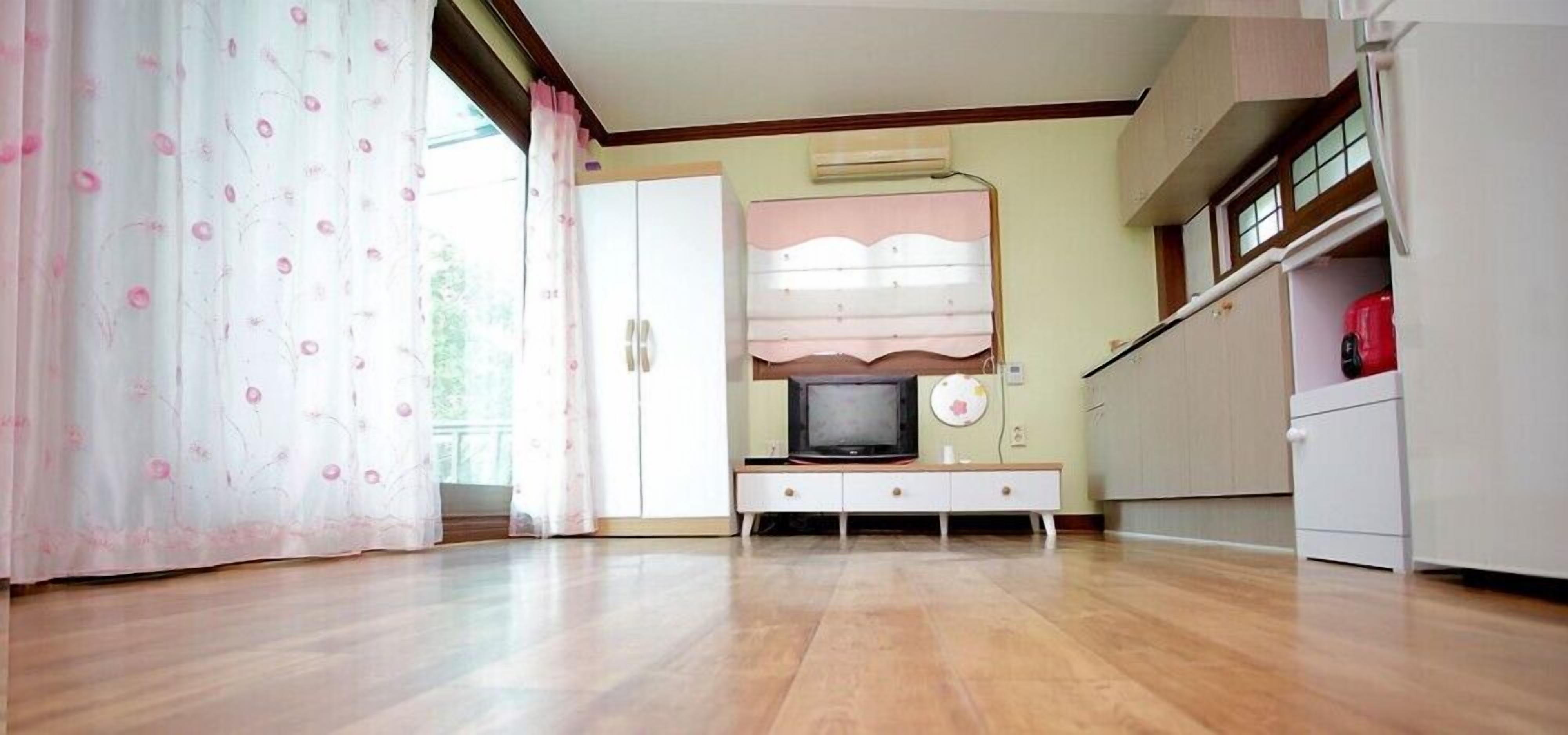 Room (Haebaragi) | Free WiFi, bed sheets