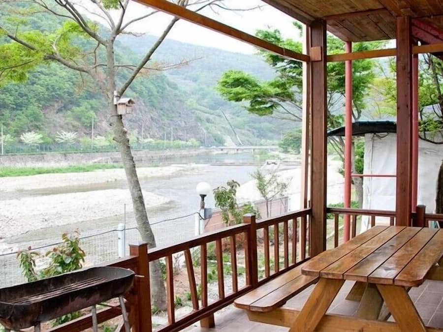 Zimmer (Saesori) | Kostenloses WLAN, Bettwäsche