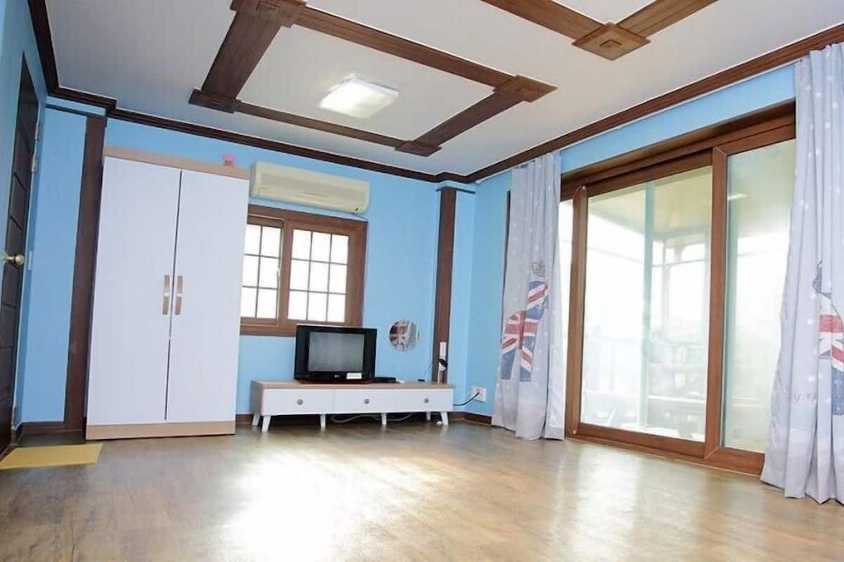 Room (Bidulggi) | Free WiFi, bed sheets