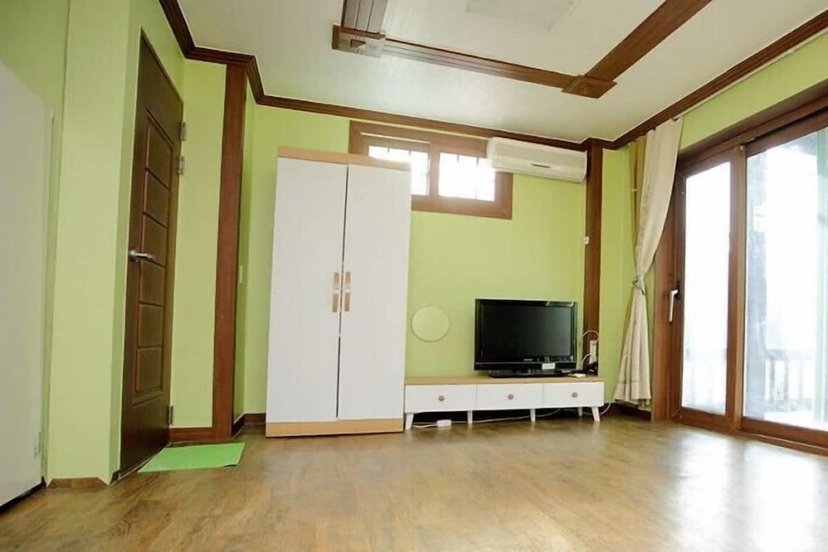 Room (Mulsori) | Free WiFi, bed sheets