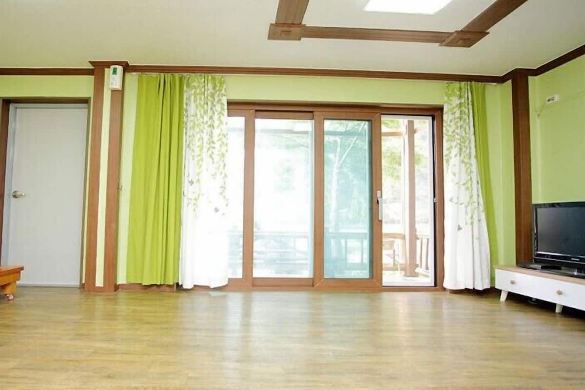 Room (Saesori) | Free WiFi, bed sheets