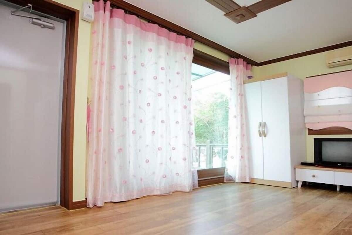 Room (Haebaragi) | Free WiFi, bed sheets