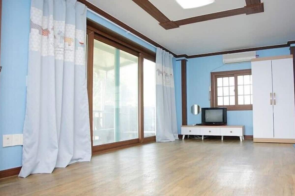 Room (Bueungi) | Free WiFi, bed sheets