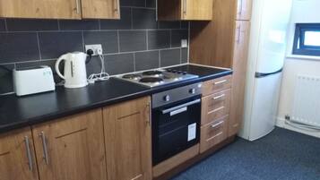 Full-sized fridge, microwave, oven, toaster