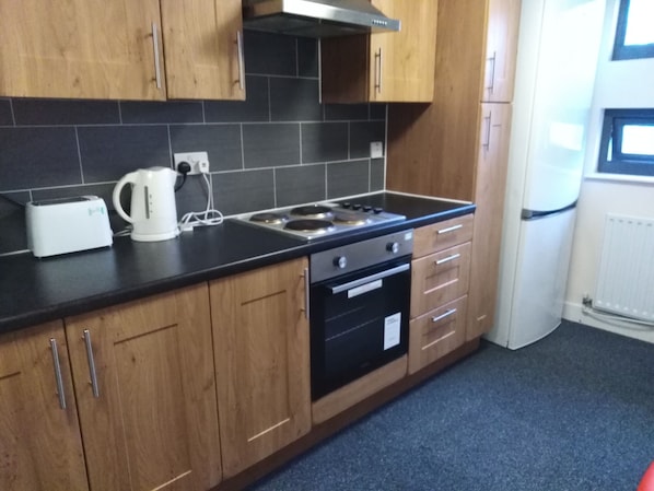 Großer Kühlschrank, Mikrowelle, Ofen, Toaster
