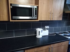 Großer Kühlschrank, Mikrowelle, Ofen, Toaster