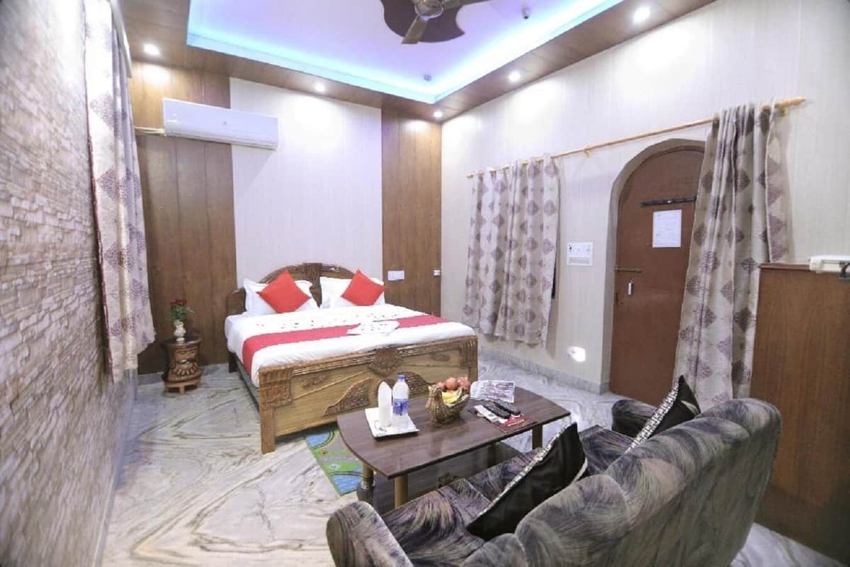 In-room safe, iron/ironing board (on request), WiFi (free)