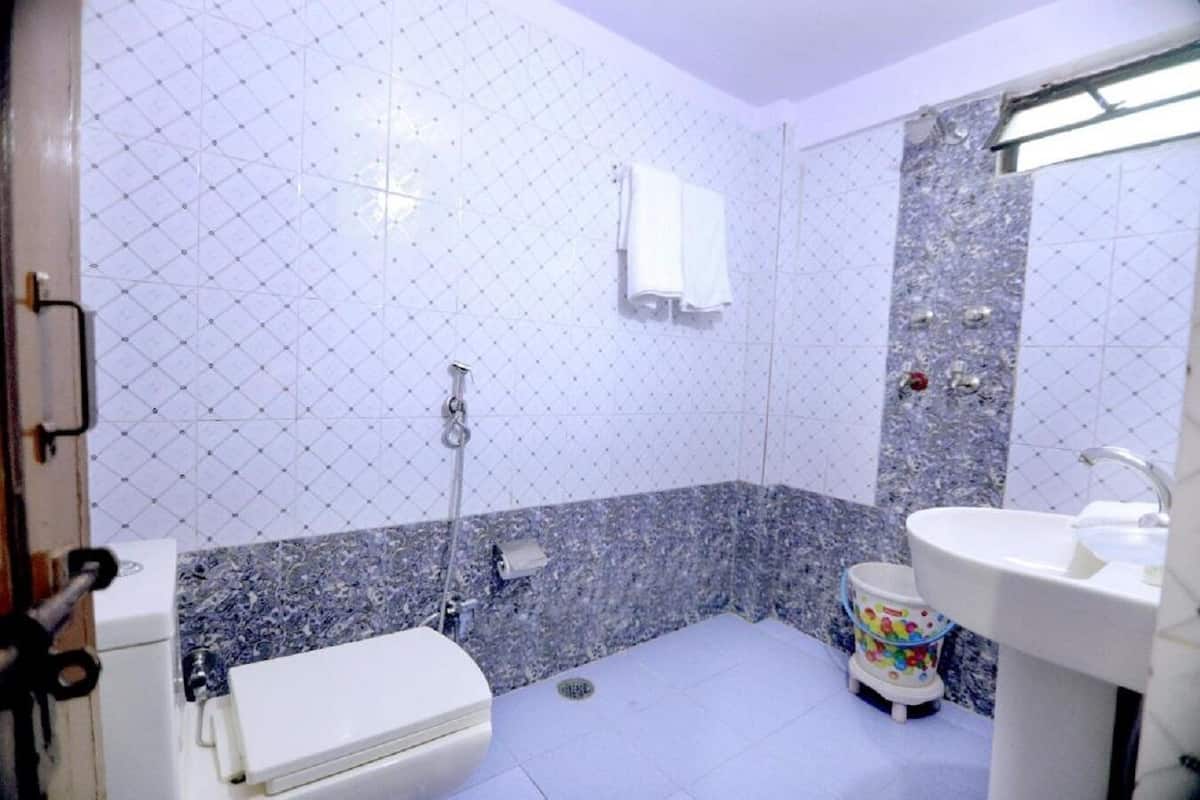 Standard Double Room | Bathroom