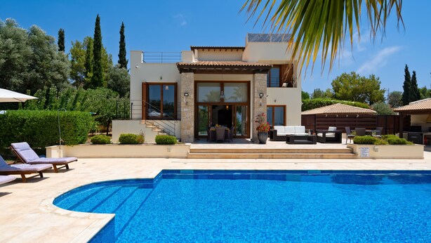 A modern house with a swimming pool, outdoor seating, and a well-maintained garden. - Villa 148 - Lofou (Kouklia)