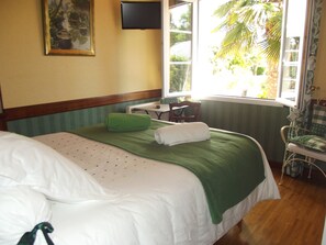 Habitación doble romántica | Decoración personalizada y muebles diferentes 