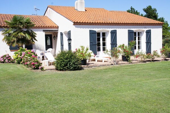 Vista frontal de la propiedad