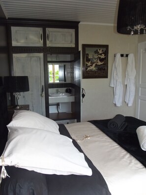 Baroque Double Room | Individually decorated, individually furnished, laptop workspace - Entre Terre et Mer (Saint-Jean-de-Monts)