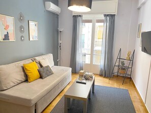 Apartment | Living area | 32-inch LED TV with cable channels, TV - Check Point - Veikou (Athens)