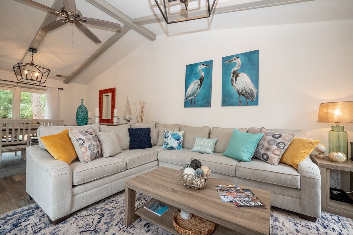 55 Lawton: Pet Friendly, Modern Luxury, Remodeled Sea Pines Home. Free Bikes