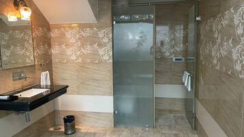 Jungle suite | 1 bedroom, hypo-allergenic bedding available, pillowtop beds, minibar