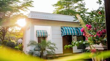 Luxury Cottage | 1 bedroom, hypo-allergenic bedding, pillow-top beds, minibar