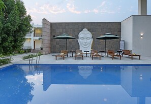 室内游泳池，室外游泳池，日光浴躺椅